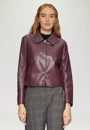 Bordeaux leren jack met een cropped ontwerp, grote kraag en metallic knopen. Bevat zijzakken en heeft een gladde textuur.