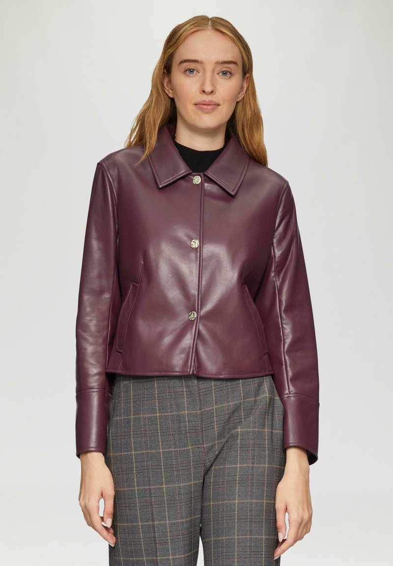 Burgunderfarbene Lederjacke mit einem kurzen Design, großem Kragen und metallischen Knöpfen. Verfügt über Seitentaschen und eine glatte Textur.
