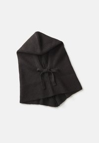 Poncho negro com capuz e textura canelada, apresentando um fecho frontal com laço e um decote largo, projetado para aquecer e oferecer conforto.