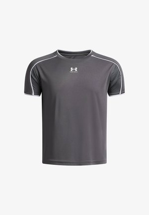 Szary sportowy T-shirt marki Under Armour, z krótkimi rękawami, okrągłym dekoltem i kontrastującymi białymi akcentami na ramionach i rękawach.