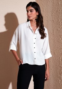 LELA REGULAR FIT - Button-down blouse - white