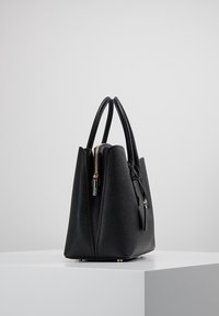 Borsa nera in pelle con design strutturato, finitura testurizzata, due manici e dettagli in metallo dorato. Dotata di chiusura con zip e base piatta.