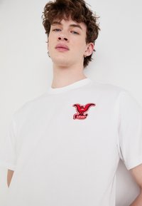 Levi's® VINTAGE FIT GRAPHIC - Marškinėliai su spaudiniu - bi eagle white
