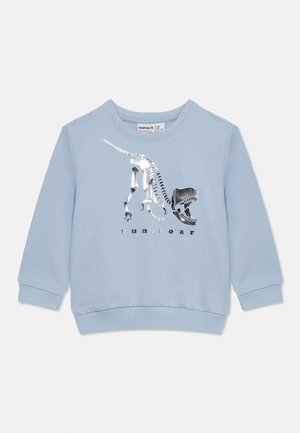 Lys blå barnegenser med skinnende sølv dinosaur-skjelettgrafikk og teksten "run & roar" på forsiden.