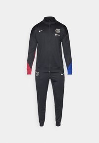 Sort sports tracksuit med lynlåsjakke, røde og blå ærmeaccentuer og logo på brystet. Matchende tapered bukser med afsluttede ankler.