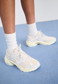 AL8 - Trainers - photon dust/pearl white/soft pearl-white/coconut milk