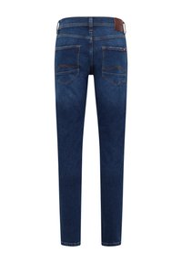 Jeans de mezclilla azul oscuro con corte recto, dos bolsillos traseros con costura en zigzag y una etiqueta de marca de cuero marrón en la cintura.