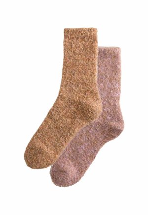 Zwei Paar Socken in einem gewebten Muster. Ein Paar ist hellbraun, das andere ist hellrosa mit braunen Flecken und zeigt ein gemütliches Design.
