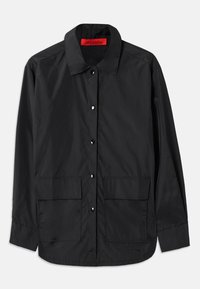 Camicia nera a maniche lunghe realizzata in tessuto leggero, dotata di un colletto classico, due taschini frontali e un'etichetta interna rossa.