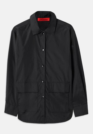 Camicia nera a maniche lunghe realizzata in tessuto leggero, dotata di un colletto classico, due taschini frontali e un'etichetta interna rossa.