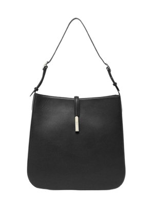 Borsa a tracolla nera in pelle con una superficie liscia, forma rettangolare e una singola tracolla regolabile. Presenta un elemento metallico alla chiusura superiore.