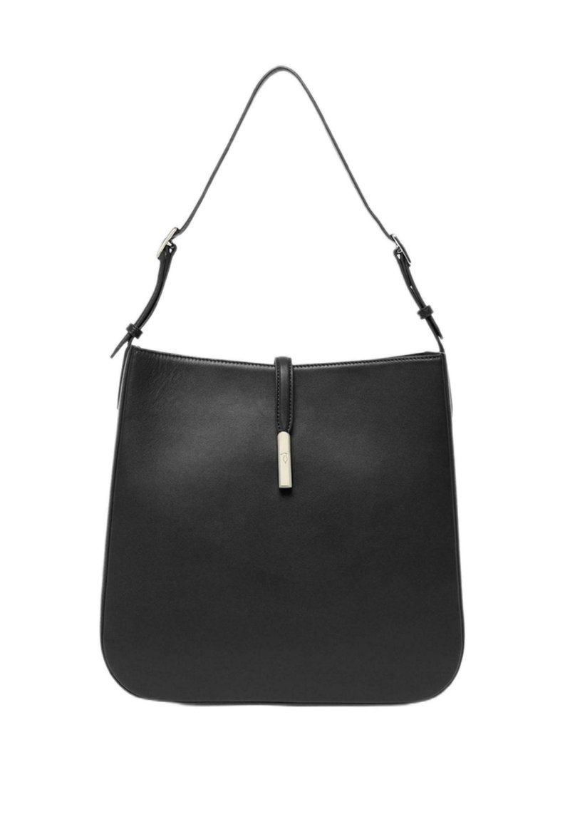 Czarna skórzana torebka o gładkiej fakturze, prostokątnym kształcie i pojedynczym, regulowanym pasku. Zawiera metalowy akcent przy górnym zapięciu.