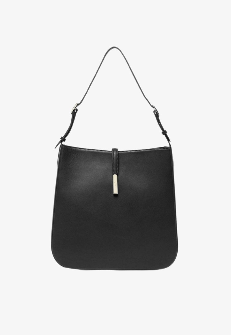 Czarna skórzana torebka o gładkiej fakturze, prostokątnym kształcie i pojedynczym, regulowanym pasku. Zawiera metalowy akcent przy górnym zapięciu.