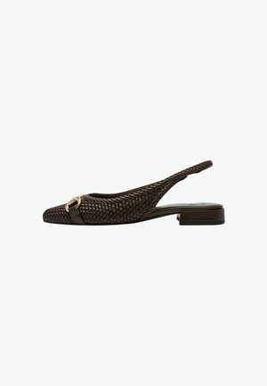 Scarpa slingback intrecciata marrone con punta appuntita, tacco piatto e dettaglio in metallo dorato. Presenta una tomaia testurizzata e un design elegante e moderno.