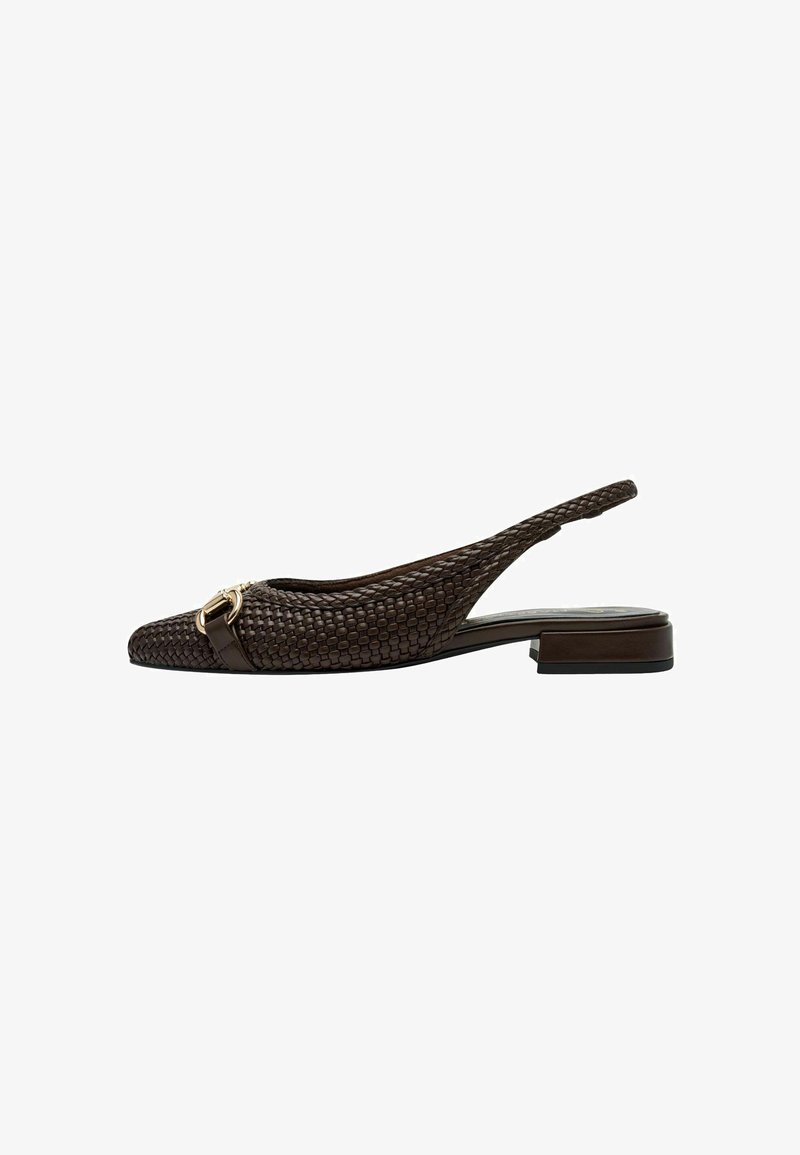 Chaussure à bride arrière tressée marron avec bout pointu, talon plat et accent en métal doré. Présente une tige texturée et un design élégant et moderne.