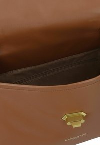 Borsa a tracolla in pelle marrone con una texture liscia, dotata di una chiusura in metallo dorato e di una tasca con zip all'interno.