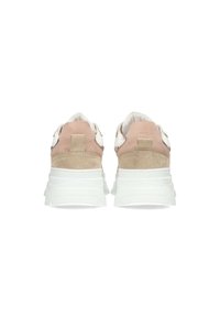 Zapatilla ligera con parte superior de ante beige y rosa, cuello acolchado y suela gruesa blanca. Presenta un diseño minimalista y detalles de costura.