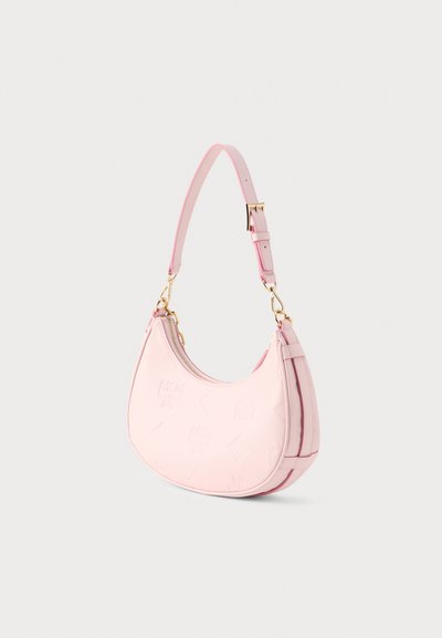 Φωτεινή ροζ τσάντα χειρός σε σχήμα ημισελήνου με ρυθμιζόμενο λουράκι, χρυσά μεταλλικά στοιχεία και διακριτικό ανάγλυφο σχέδιο με αστέρια και λογότυπο.