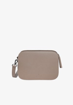 Borsa a tracolla rettangolare in pelle grigia chiara con chiusura a zip, tracolla regolabile e logo discreto sulla parte anteriore. Texture liscia.