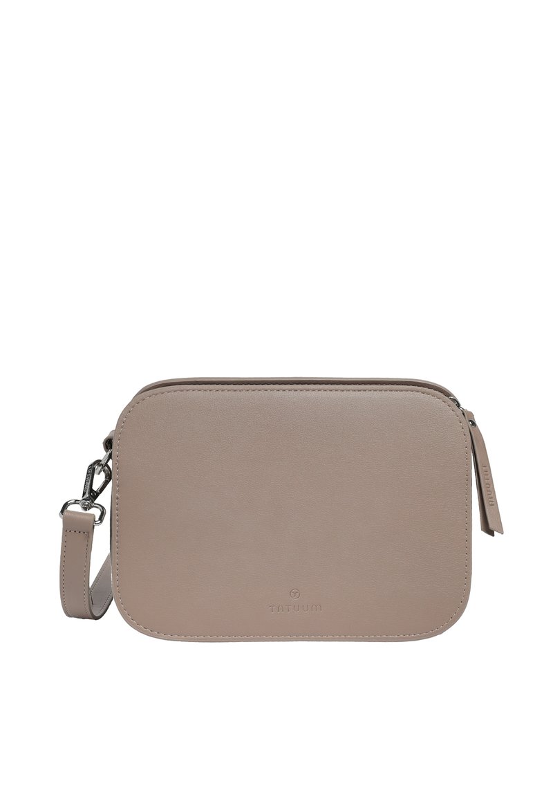 Obdĺžniková svetlošedá kožená crossbody taška so zipsovým uzáverom, nastaviteľným popruhom a jemným brandingom na prednej strane. Hladký povrch.