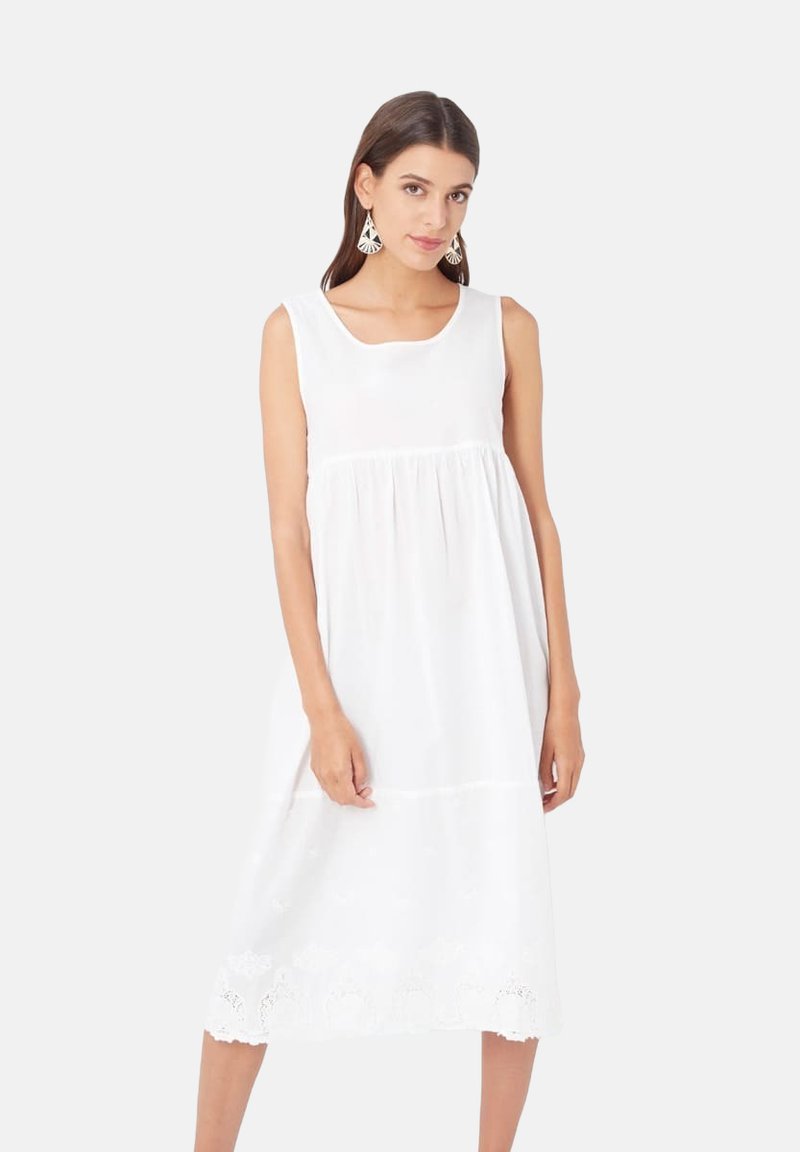 Vestido blanco sin mangas con escote redondo, cintura fruncida y detalle de encaje en el dobladillo. Hecho de una tela ligera.