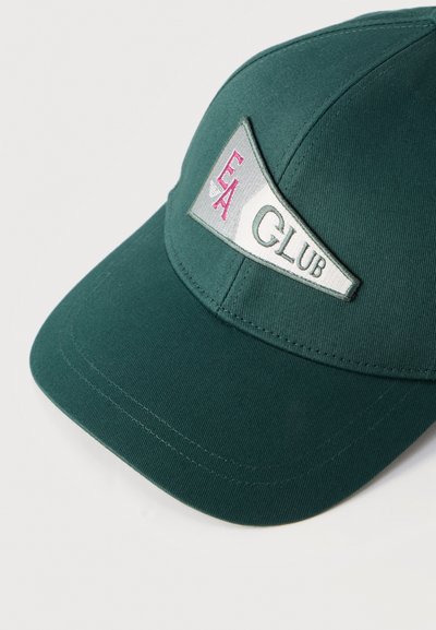 Σκούρο πράσινο καπέλο baseball με τρίγωνο ταμπελάκι που γράφει «EA Club» σε ροζ και λευκό στο μπροστινό πάνελ, τοποθετημένο σε λευκή επιφάνεια.