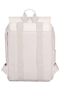 Világosszürke hátizsák, lapos tetejével, két széles pánttal és elülső fedéllel. Oldalsó zsebbel rendelkezik, és sima, tartós szövetből készült.