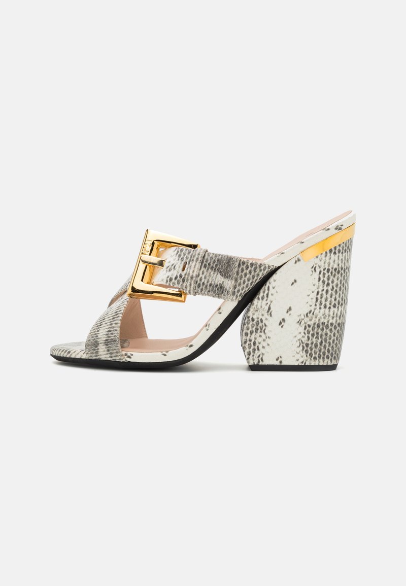 Sandale à talons avec un motif en cuir de serpent gris et blanc, présentant un détail de boucle dorée et un talon en coin texturé.