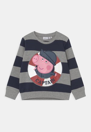 Szary i granatowy sweter w paski z okrągłą grafiką "KAPITAN" przedstawiającą kreskówkową świnię w czapce, zaokrąglonym dekoltem i długimi rękawami.