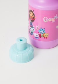 Plastic waterfles met een roze ontwerp met cartoonfiguren, en een blauwe dop met een cirkelvormige, geribbelde textuur.