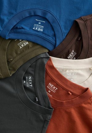 Viis ümar-kaelusega t-särki erinevates värvitoonides: sinine, oliivroheline, must, pruun ja beež. Siltidel on kirjas „NEXT“ ja suurus „M“, näidates tavapärast istuvust.
