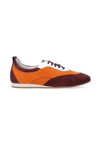 Herren-Low-Top-Schnürschuh mit orangen und burgunderfarbenen Wildlederpaneelen, weißen Lederakzenten und hellbrauner Sohle, Seitenansicht.
