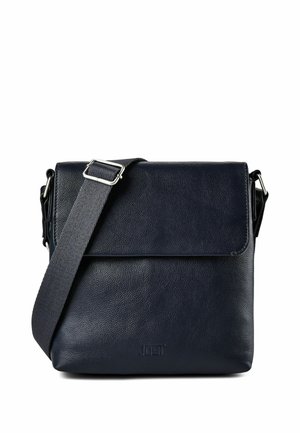 Sac bandoulière en cuir noir texturé avec une sangle large en tissu ajustable et une fermeture à rabat frontale.