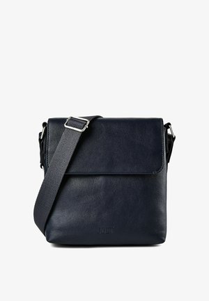 Zwarte gestructureerde leren crossbodytas met verstelbare brede stoffen band en voorflapsluiting.