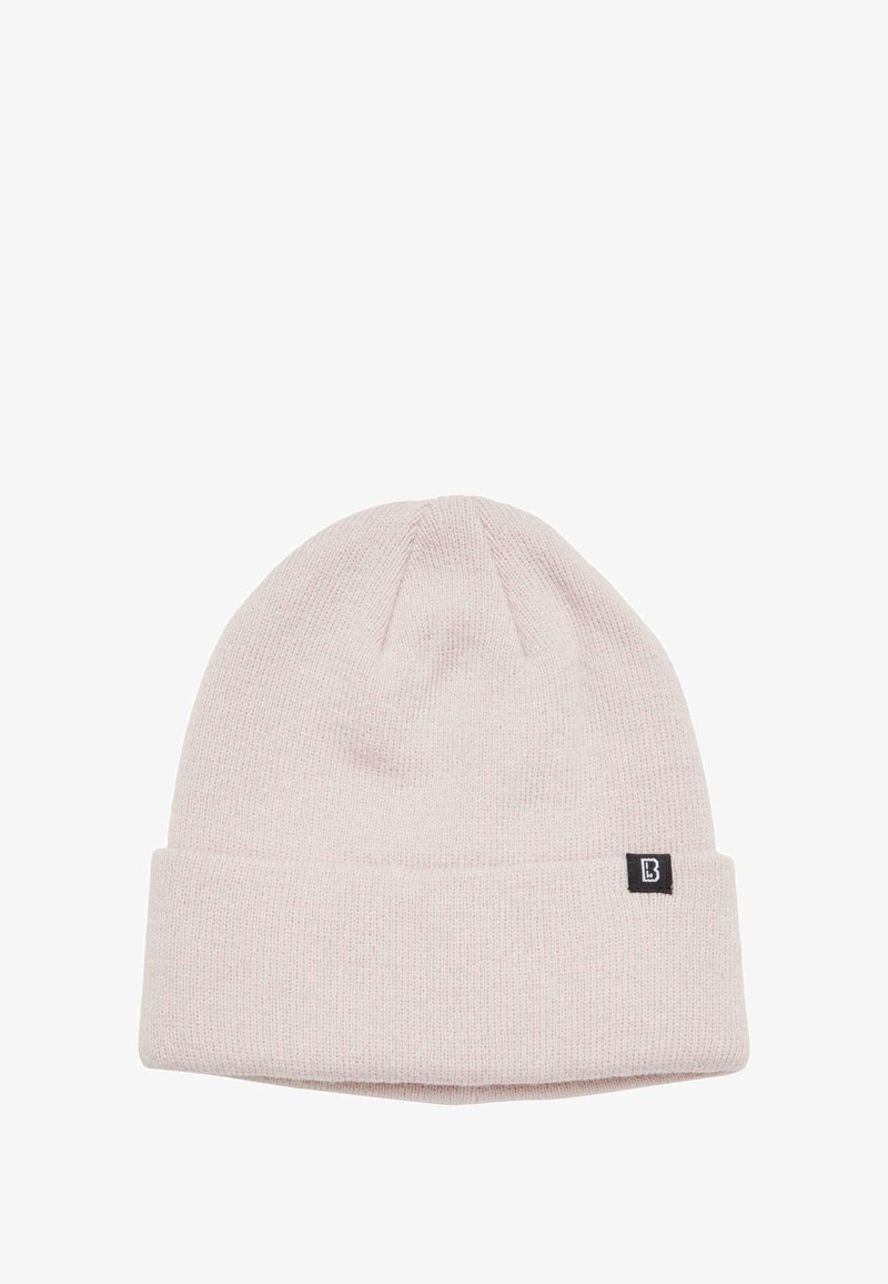 Căciulă roz deschis tricotată cu margine pliată. Realizată dintr-un material moale, are o etichetă mică neagră cu litera "B" pe lateral.