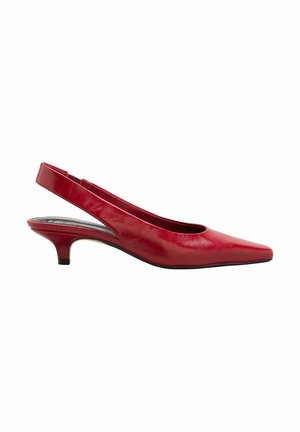 Rød læder slingback kitten heel sko med spids tå og lav buet hæl på hvid baggrund.