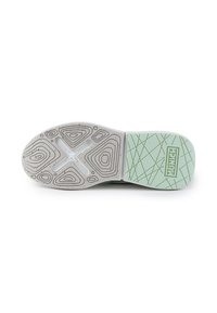 Parte inferiore di una scarpa con suola in gomma grigia texturizzata, intersuola verde chiaro e motivi distintivi a onde e croci. Marchio visibile vicino al tallone.