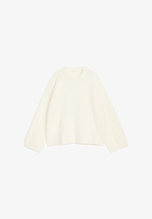 Tyk strikket sweater i off-white med rund halsudskæring, lange ærmer og en afslappet pasform, lavet af blødt og tekstureret stof.