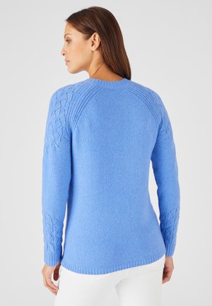 Pull en tricot bleu avec un col rond, des manches texturées comprenant un motif en diamant et un ourlet légèrement arrondi.