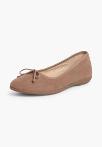 Ballerine in suede marrone con punta arrotondata e un fiocco decorativo sulla parte anteriore. Rivestimento interno morbido e suola flessibile e testurizzata.