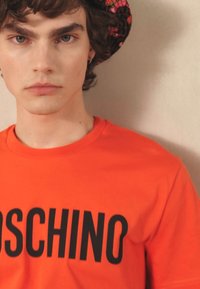 MOSCHINO T-shirt estampada - fantasy red