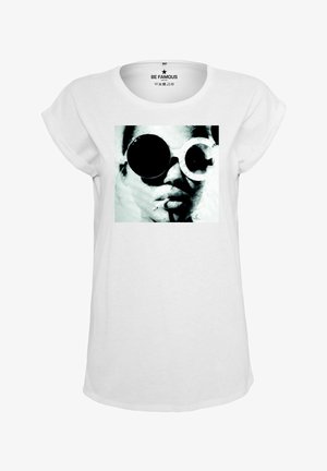 Weißes T-Shirt mit einem grafischen Design eines Gesichts, das übergroße schwarz-weiße Sonnenbrillen trägt, glatte Textur und umgeschlagene kurze Ärmel hat.