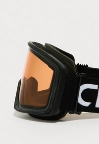 Smučarske očala z oranžnim lečem, črnim okvirjem, mehkim penastim podloženjem in nastavljivim črnim trakom z belim logotipom.
