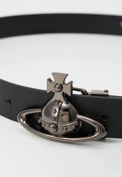 Μαύρη δερμάτινη ζώνη με γυαλιστερή μεταλλική αγκράφα σε σχήμα σφαίρας, η οποία έχει λεπτομερή σχέδιο σταυρού και δακτυλίου.