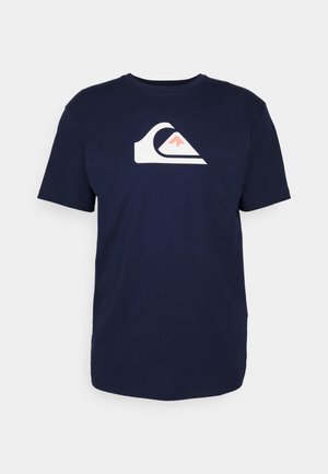 Marineblaue kurzärmelige T-Shirt mit einem weißen und pinkfarbenen stilisierten Wellen- und Berglogo auf der Brust.