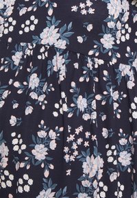 Vestido floral com fundo azul-marinho, apresentando flores em tom rosa claro e azul, textura plissada e mangas curtas.