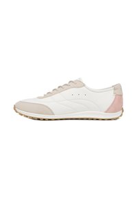 Witte en beige sneaker met een suede roze hielaccent. Heeft een gestructureerd oppervlak, platte veters en een rubberen zool voor grip.