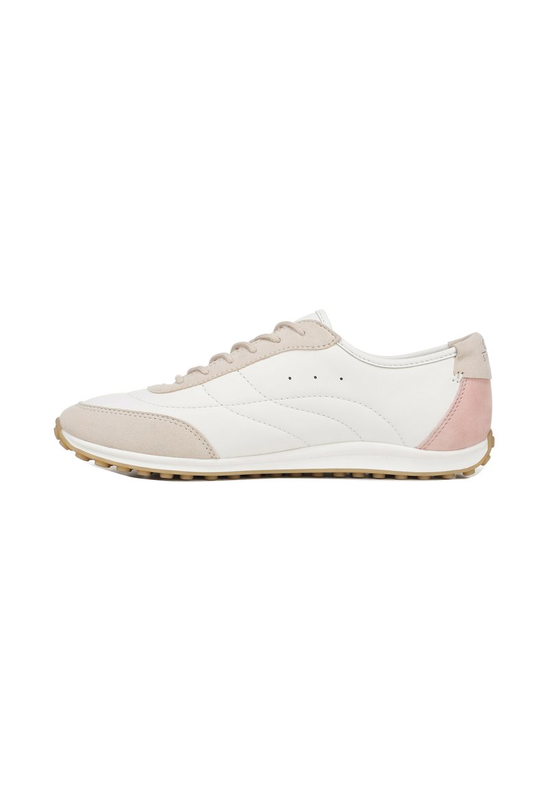 Witte en beige sneaker met een suede roze hielaccent. Heeft een gestructureerd oppervlak, platte veters en een rubberen zool voor grip.