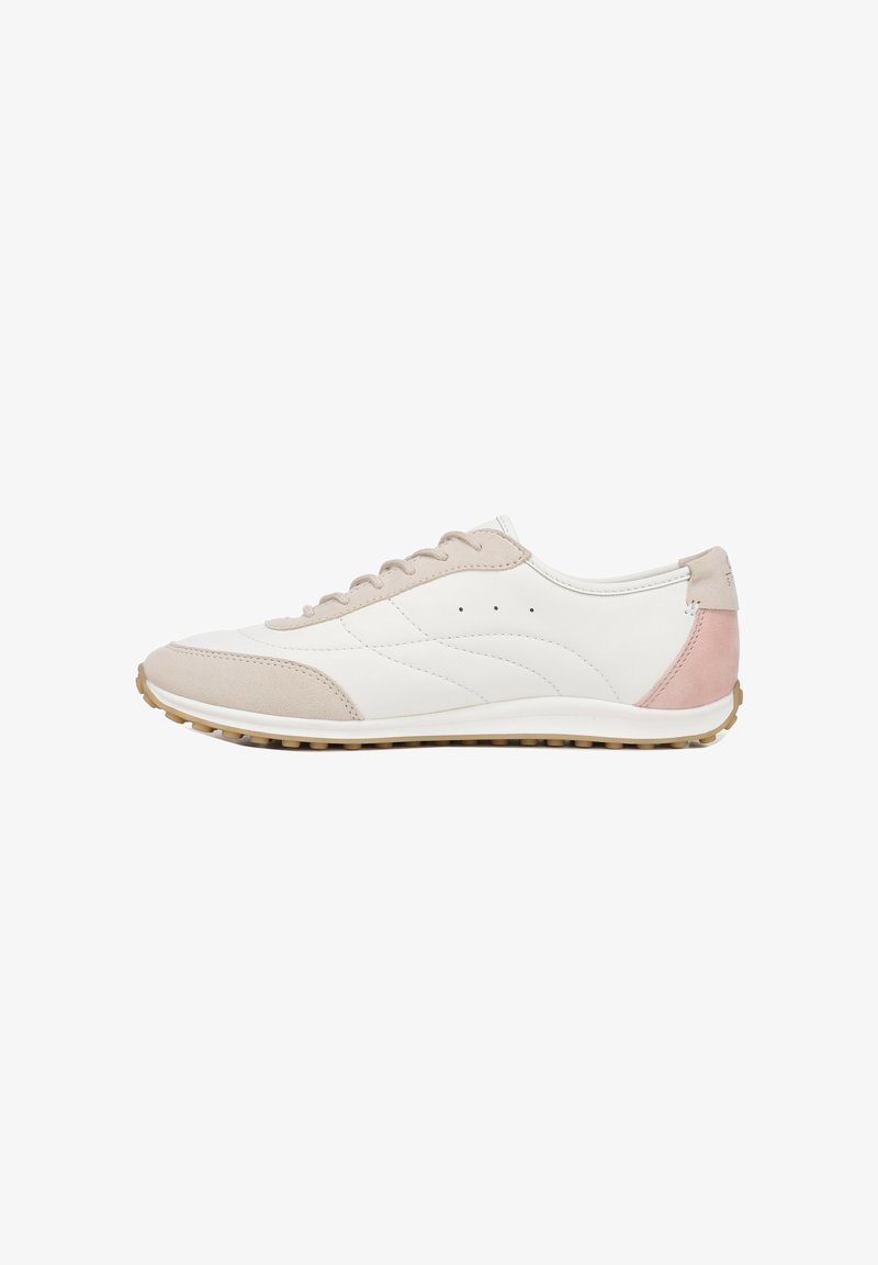Witte en beige sneaker met een suede roze hielaccent. Heeft een gestructureerd oppervlak, platte veters en een rubberen zool voor grip.