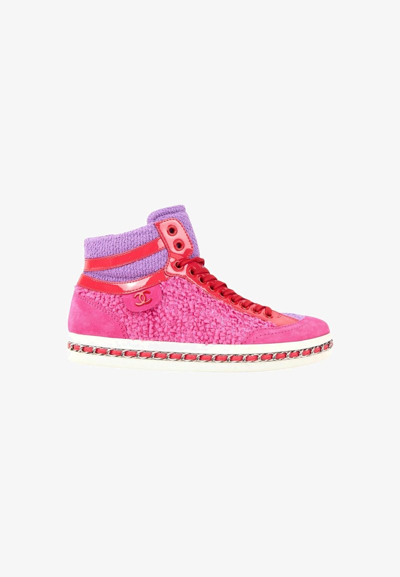 Basket montante en tissu rose texturé, lacets et accents rouges, col en maille violette et semelle blanche ornée d'un liseré chaîne rouge.